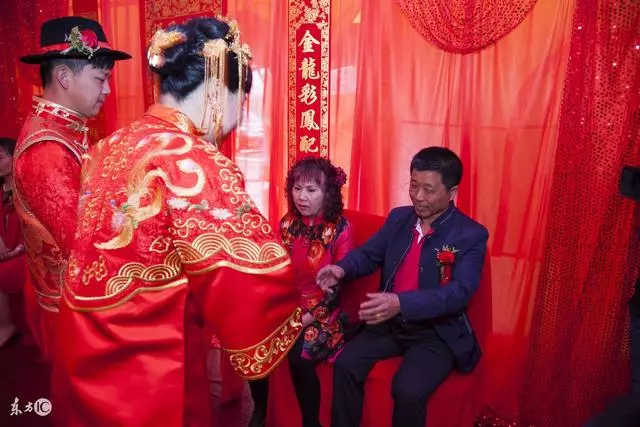 哥哥結婚不通知我,知道新娘是誰後,我傻了,把兩千紅包改成兩萬