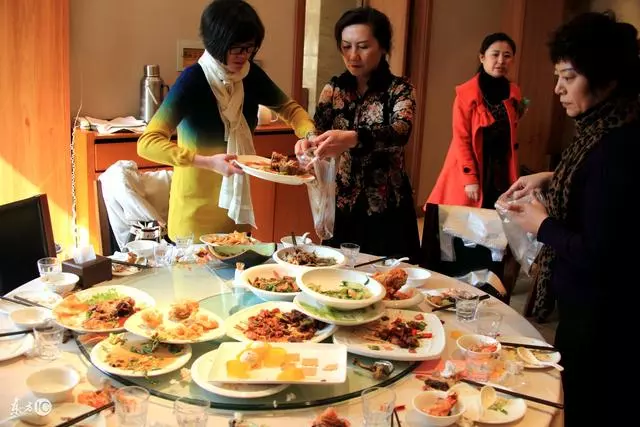 哥哥結婚不通知我,知道新娘是誰後,我傻了,把兩千紅包改成兩萬