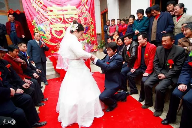 哥哥結婚不通知我,知道新娘是誰後,我傻了,把兩千紅包改成兩萬