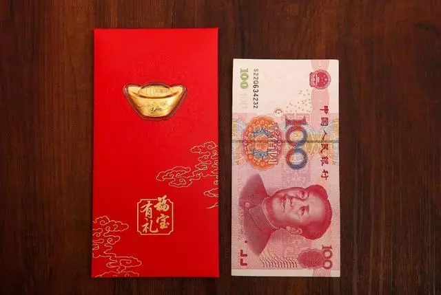 準兒媳初次登門,我給她兩千紅包,她走後我在被子裡發現兩萬塊錢