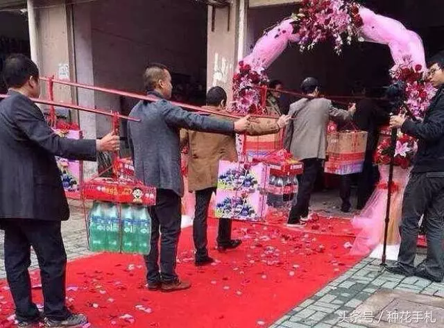 結婚三年,每天中午吃麵條,無意瞥見婆婆的碗,妻決定分家