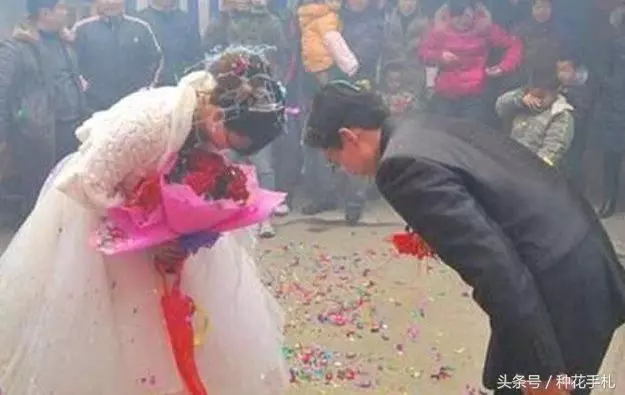分家產時,婆婆讓妻把房給哥,她不同意,半年後不淡定了