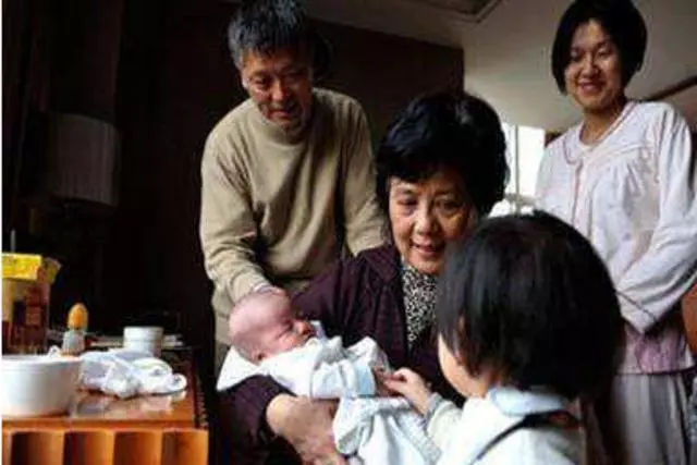 小姑子回娘家坐月子,她讓我送她金項鍊,婆婆說句話,我不嫁了