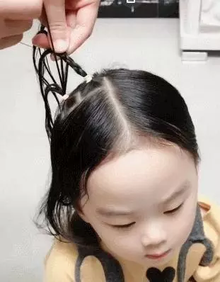 原本想給女兒梳個美美的髮型,不小心用力太猛,孩子就……禿了