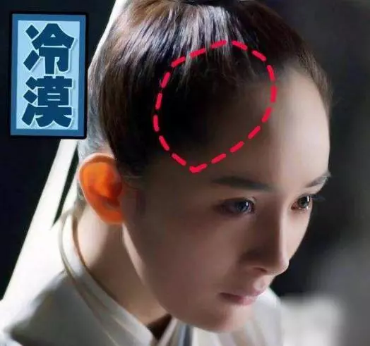 原本想給女兒梳個美美的髮型,不小心用力太猛,孩子就……禿了