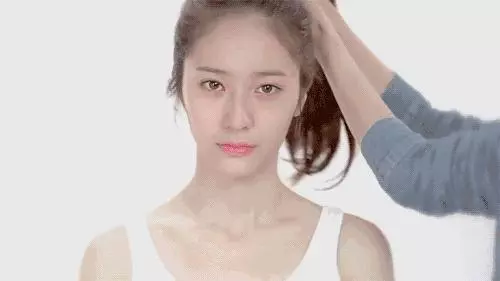 原本想給女兒梳個美美的髮型,不小心用力太猛,孩子就……禿了