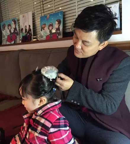 原本想給女兒梳個美美的髮型,不小心用力太猛,孩子就……禿了