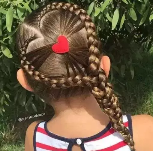 原本想給女兒梳個美美的髮型,不小心用力太猛,孩子就……禿了