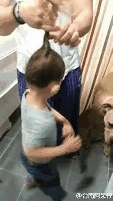 原本想給女兒梳個美美的髮型,不小心用力太猛,孩子就……禿了