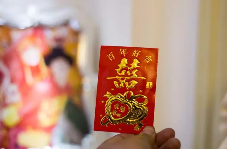 妹妹結婚我給她兩萬,婚禮上她不肯接我的紅包,轉身我看到了老婆