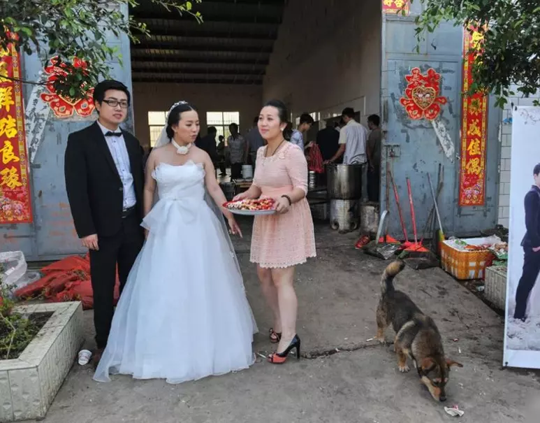 弟弟結婚我送兩萬,只給妹妹五千,婚禮上妹妹一句話,我感動
