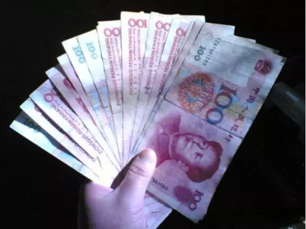 弟弟結婚我送兩萬,只給妹妹五千,婚禮上妹妹一句話,我感動