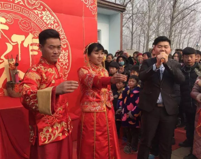 弟弟結婚我送兩萬,只給妹妹五千,婚禮上妹妹一句話,我感動