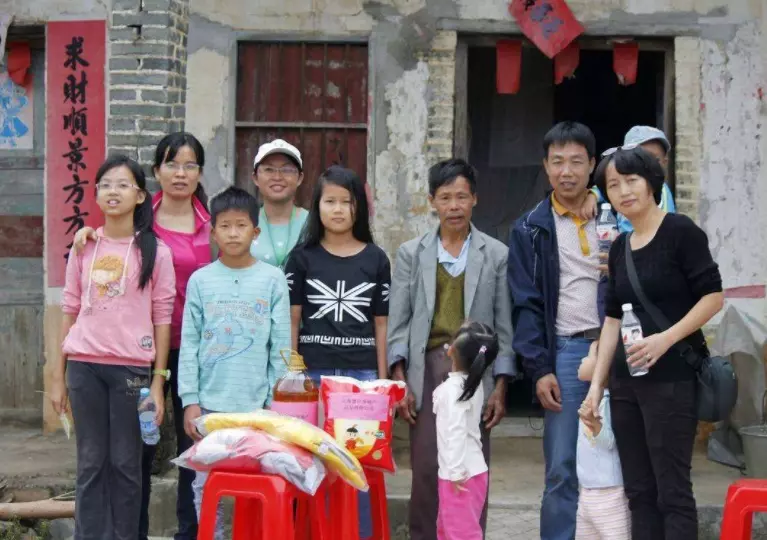 弟弟結婚我送兩萬,只給妹妹五千,婚禮上妹妹一句話,我感動