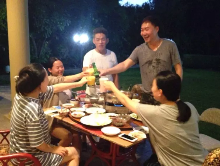 弟弟結婚我送兩萬,只給妹妹五千,婚禮上妹妹一句話,我感動