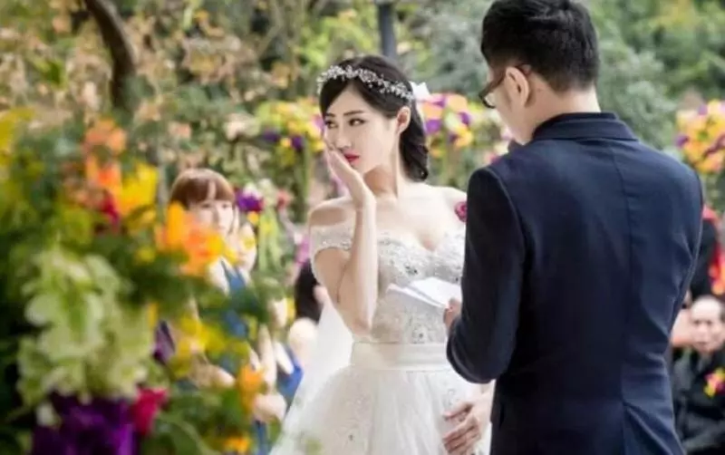 小叔子結婚我送五千紅包,婚禮上看到新娘,我加送了一輛車!