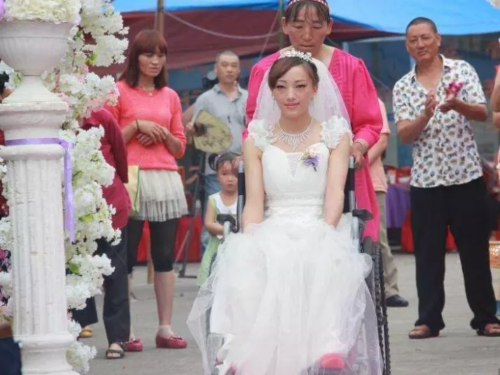 小叔子結婚我送五千紅包,婚禮上看到新娘,我加送了一輛車!