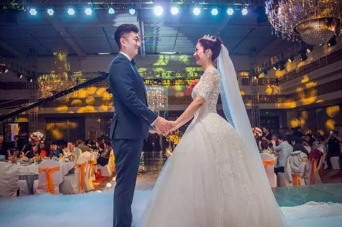 小叔子結婚我送五千紅包,婚禮上看到新娘,我加送了一輛車!