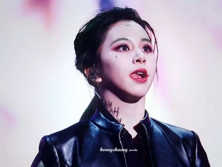 TWICE萬聖趴全員頂妝 子瑜全臉塗藍畫「衰衰八字眉」仍甜笑秀舞 粉笑瘋:好可愛 ( 影 )