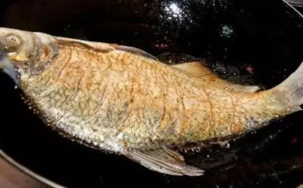 煎魚時,別再用生薑擦鍋了!大廚:牢記這3點,魚皮不破不粘鍋!
