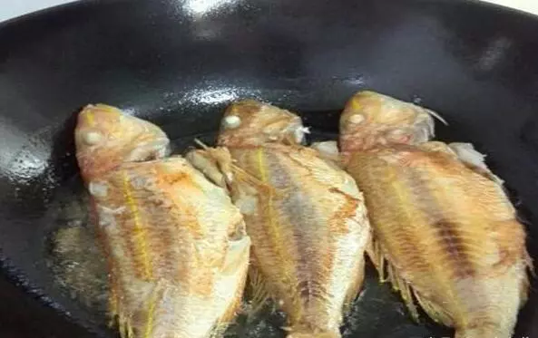 煎魚時,別再用生薑擦鍋了!大廚:牢記這3點,魚皮不破不粘鍋!