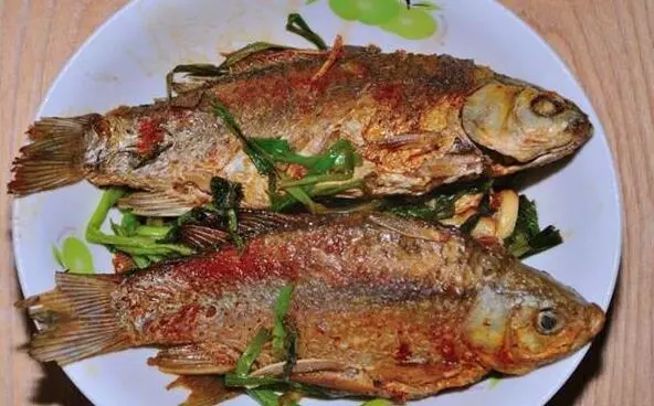 煎魚時,別再用生薑擦鍋了!大廚:牢記這3點,魚皮不破不粘鍋!