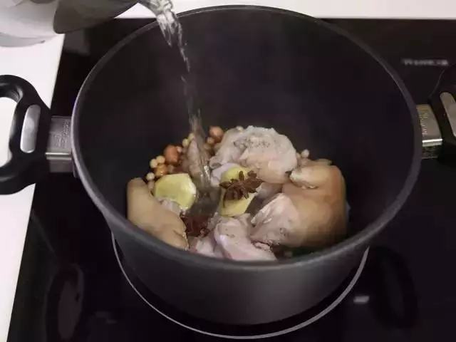 一隻豬蹄的極致誘惑!滿滿的膠原蛋白,做法真妙