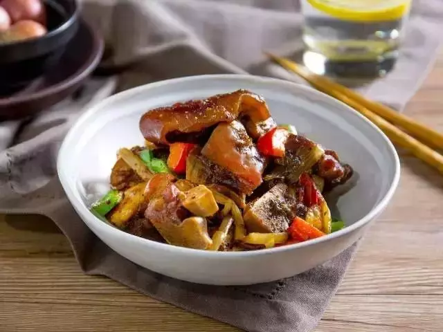 一隻豬蹄的極致誘惑!滿滿的膠原蛋白,做法真妙