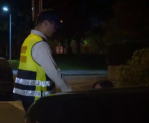 警察臨檢酒駕抓到天菜妹!喝超ㄎㄧㄤ吹酒測竟回「我都習慣跪著吹」…網友全部看傻眼