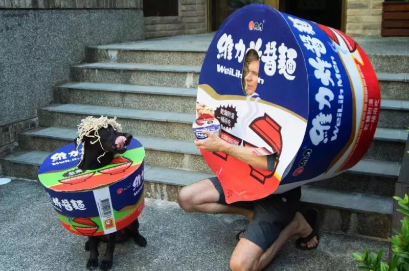 萬聖節最香裝扮在這! 米克斯和把拔合體扮炸醬麵「拆封后超有梗」