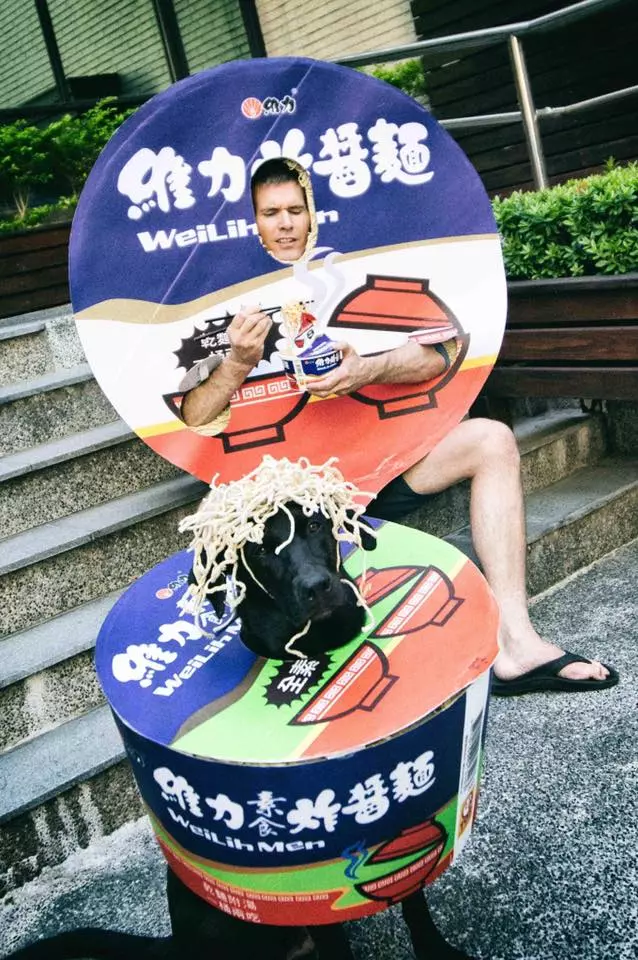 萬聖節最香裝扮在這! 米克斯和把拔合體扮炸醬麵「拆封后超有梗」