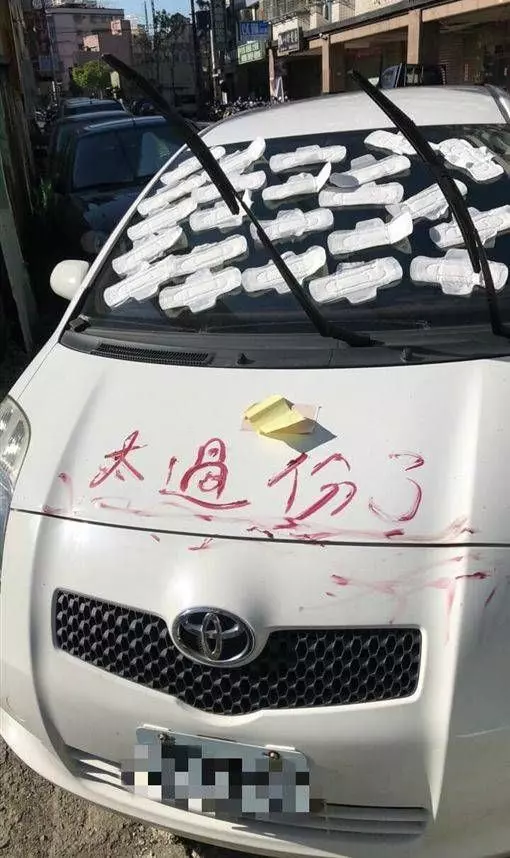 8+9故意把車...封死停車場出口!鄰居怒氣十足「神報復」超蘇爽:被弄剛好而已!
