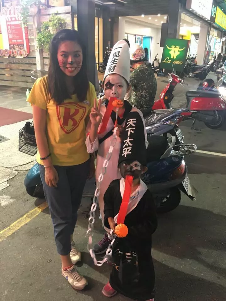 台灣爸媽超會過萬聖節 珍奶、星巴克、鬼修女…全網跪:大家都很拼