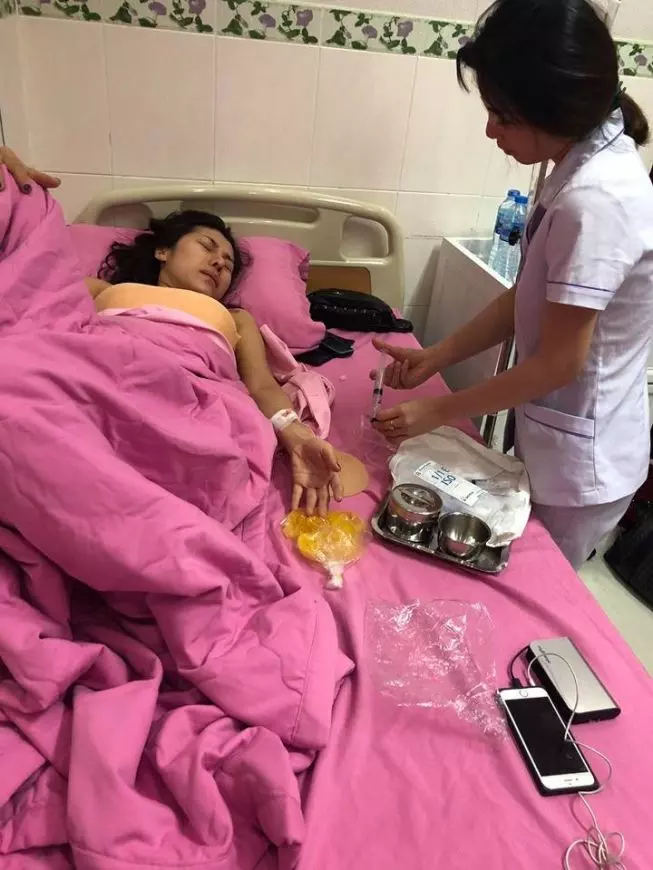 【超噁心】知名女歌手搭飛機「假乳」空中爆炸!胸部變黃色畸形塊!