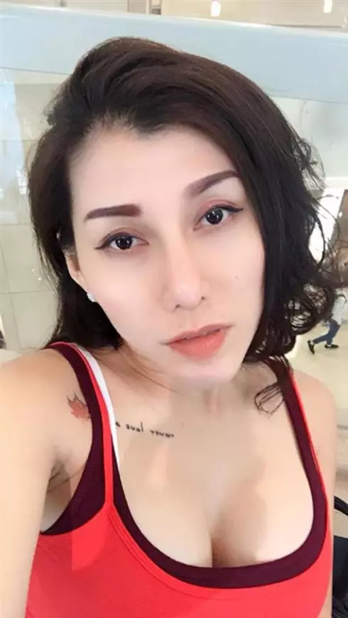 【超噁心】知名女歌手搭飛機「假乳」空中爆炸!胸部變黃色畸形塊!