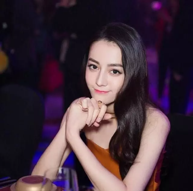 【瞬間變黃臉婆!】疑似迪麗熱巴『無修圖』外流!網友:還我女神!
