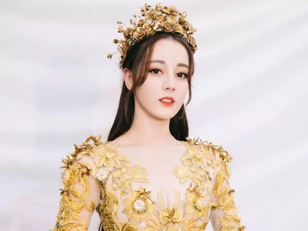 【瞬間變黃臉婆!】疑似迪麗熱巴『無修圖』外流!網友:還我女神!