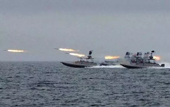 伊朗動真格!艦艇再度向美軍艦逼近,美戰機升空,發出一次警告