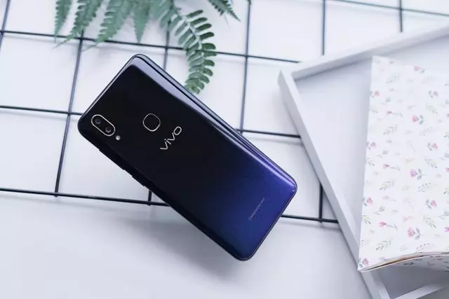 一天賣10萬台,銷售額猛增340%!vivo Z3:一個能打的都沒有