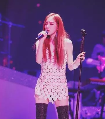 泰妍在ins上曬出了演唱會照片,顏值和唱功在線,身材讓人羨慕