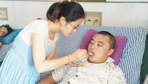 老公去世後,女子嫁初戀,三年後她得癌症,初戀掀開床墊後她蒙了