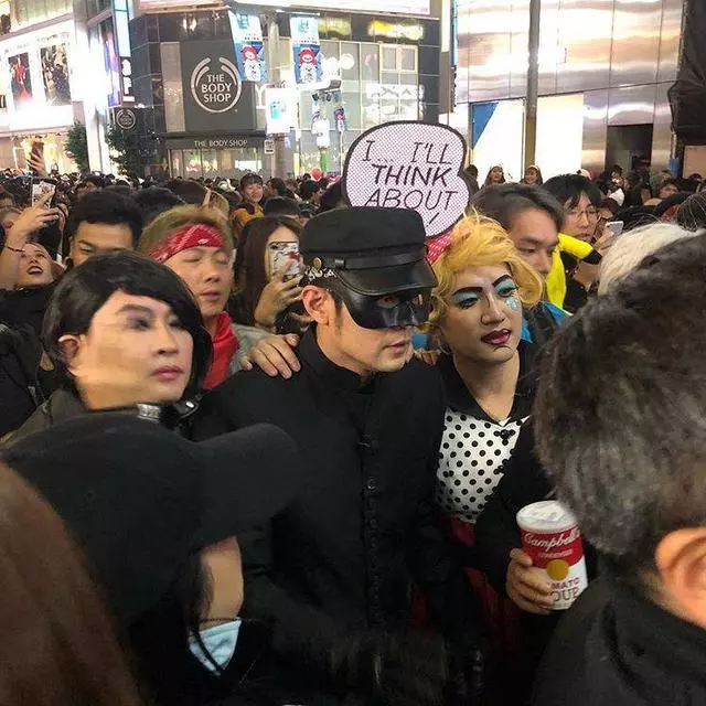 周杰倫是瘋了嗎?萬聖節引日本街頭暴動,懟粉邋遢放飛自我