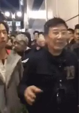 周杰倫是瘋了嗎?萬聖節引日本街頭暴動,懟粉邋遢放飛自我