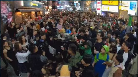 周杰倫是瘋了嗎?萬聖節引日本街頭暴動,懟粉邋遢放飛自我