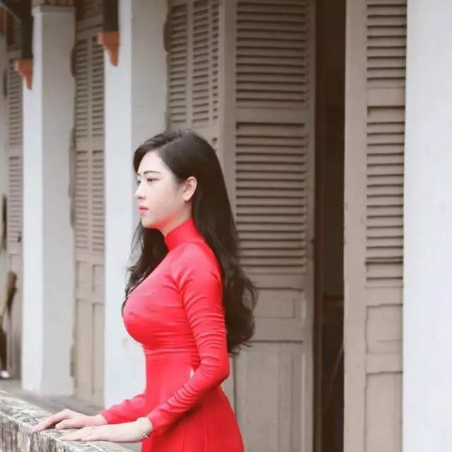 白襯衫快不行了...HONDA女業務穿黑窄裙賣車!車主暴動:每天賀成交