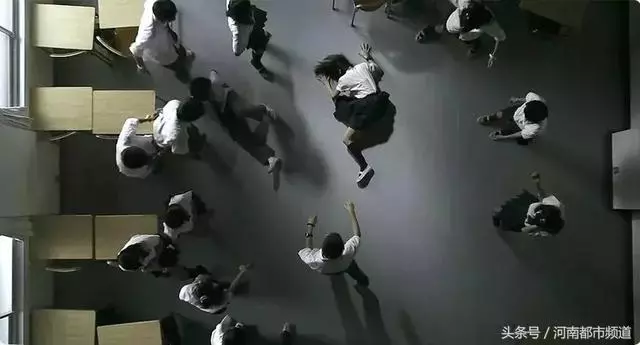 「比我漂亮的都得死!」13歲少女殺害閨蜜,兒童犯罪究竟罪在誰?
