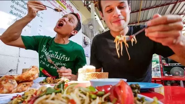這個老外直播吃中國美食,在YouTube上點擊量過百萬!