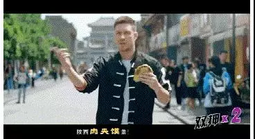 這個老外直播吃中國美食,在YouTube上點擊量過百萬!