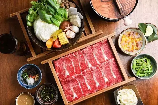 這個老外直播吃中國美食,在YouTube上點擊量過百萬!