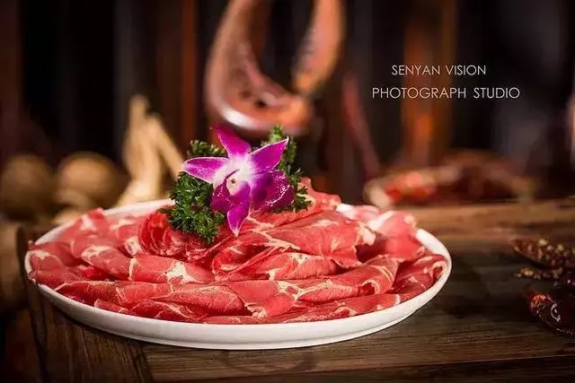 這個老外直播吃中國美食,在YouTube上點擊量過百萬!
